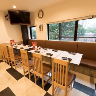 [2nd floor table seats] Equipped with a large display ♪ The entire floor can be reserved for parties of 35 or more.It can be used for various parties such as seasonal banquets and reunions.2/4/6/8/10...We can accommodate a wide range of layouts for up to 50 people.