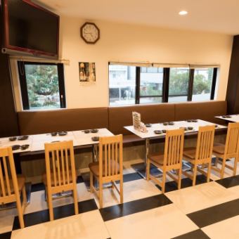 [2nd floor table seats] Equipped with a large display ♪ The entire floor can be reserved for parties of 35 or more.It can be used for various parties such as seasonal banquets and reunions.2/4/6/8/10...We can accommodate a wide range of layouts for up to 50 people.