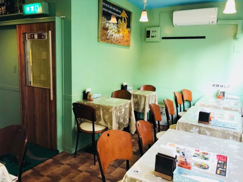 【Inside of ethnic mood shop】 Interior decoration with refreshing mint green and cleanliness.All 30 seats in the shop, charter acceptance from 20 to 35 people ◎ Atmosphere that you can feel exoticism with Indian style paintings and interior.Let's forget our everyday life and enjoy yourself with ethnic ♪