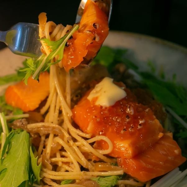 いくらとスモークサーモンのバター醤油パスタ