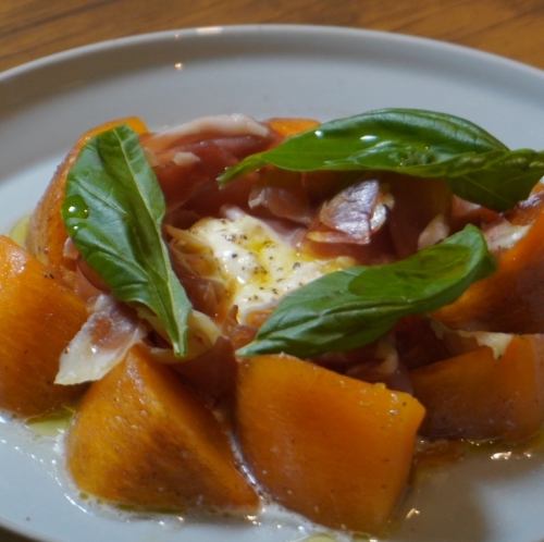 계절 과일과 불라타 카프레제