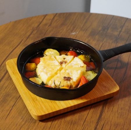 丸ごとカマンベールアヒージョ