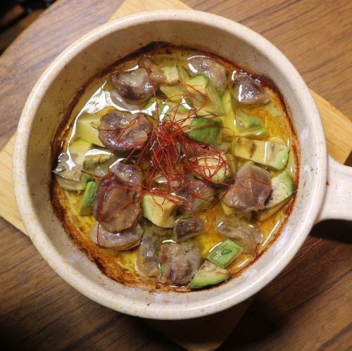 アボカドと砂肝のアヒージョ