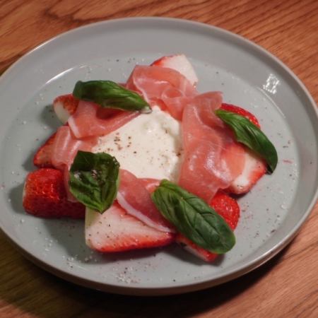 季節フルーツとブッラータのカプレーゼ