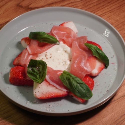 季節フルーツとブッラータのカプレーゼ