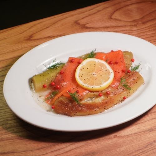 丸ごと焼き茄子とスモークサーモンのマリネ