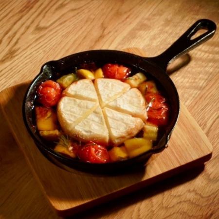 丸ごとカマンベールアヒージョ