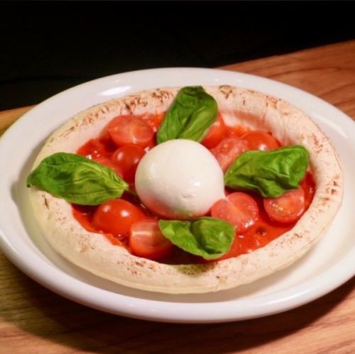 丸ごとブッラータのマルゲリータ