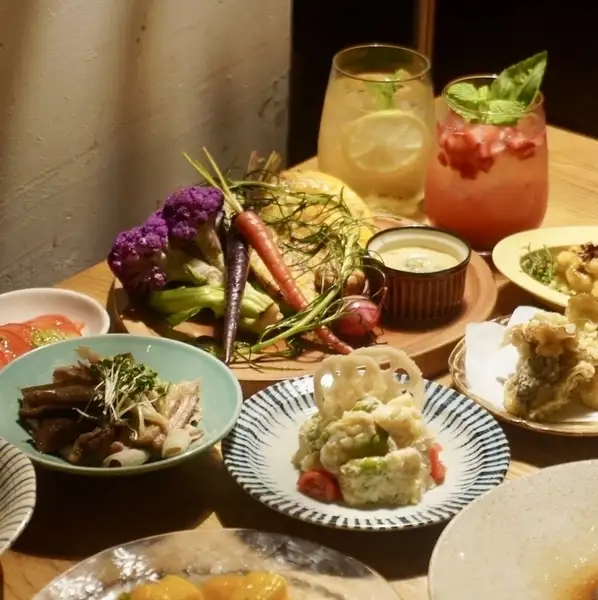 ゆったりとした大人な空間。おしゃれで心地よいお席で、お食事とお酒をお楽しみください。昼からクラフトビールで乾杯!