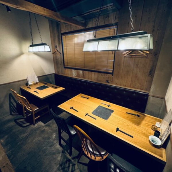 店内一番奥のテーブル席では、各種宴会や接待、会食などにおすすめです。絶品のお料理を是非お召し上がりください!