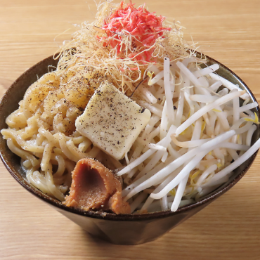 目の前でもんじゃ焼きなどが調理される様子を楽しめます。