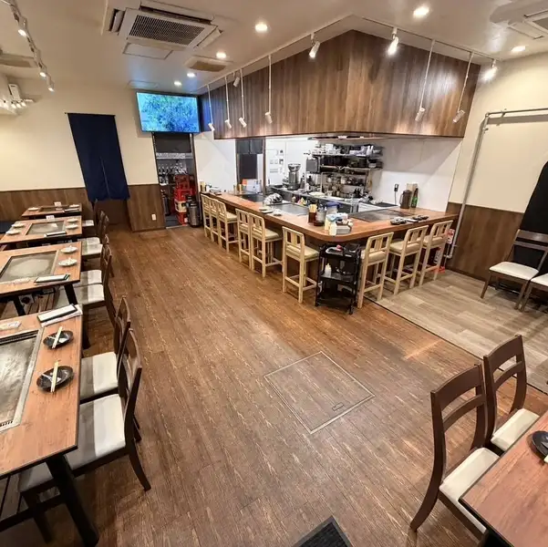 【待ち時間も楽しめます】カウンター席では目の前でもんじゃ焼きや一品料理、鉄板焼きが調理される様子をライブ感たっぷりに楽しんでいただけます。華麗なパフォーマンスは目を奪われること間違いなし。料理を待つ時間も楽しみの一つです♪
