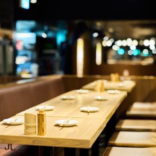 店内中央にあるお席です。一段小上がりした区画にあるお席で一列使うことで最大20名様の同時着席宴会が可能になります。【銀座 新橋 俺の 焼き鳥 炭火 コスパ 宴会 女子会 歓送迎会 飲み会 飲み放題 貸し切り 個室】