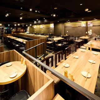 店内の全貌です。最大50名様の同時着席宴会が可能になります。主に店内中央のお席を使用する形です。お店全体の貸切も大歓迎で、80名様より承ります。（予算次第となりますので、お店までお問い合わせくださいませ）【銀座 新橋 俺の 焼き鳥 炭火 コスパ 宴会 女子会 歓送迎会 飲み会 飲み放題 貸し切り 個室】