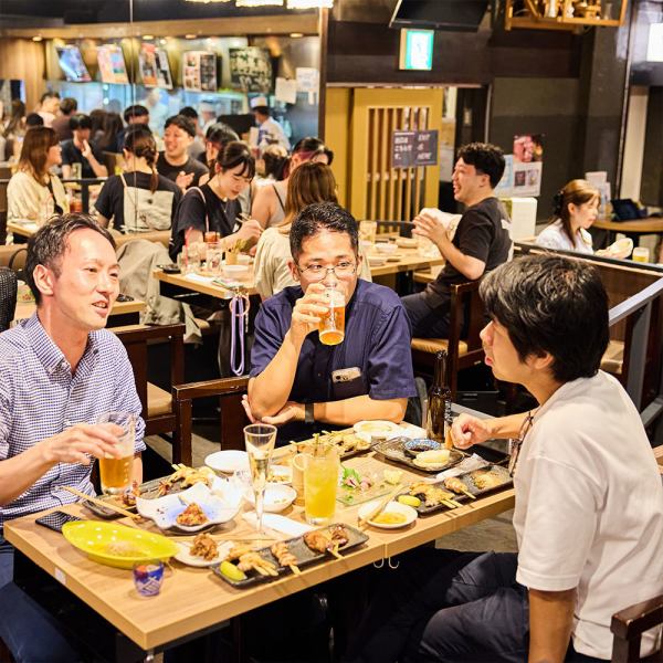 専用階段を降りた先に広がる空間は銀座らしい高級感溢れる洗練された雰囲気。黒を基調とした天井に、黒木目の床が作り出すシックな雰囲気に、明るい木目のテーブルや椅子、壁がスタイリッシュさを演出。煌めく照明が料理をよりおいしそうに照らしてくれます。最大50名様の同時着席宴会が可能ですので是非お問い合わせを！