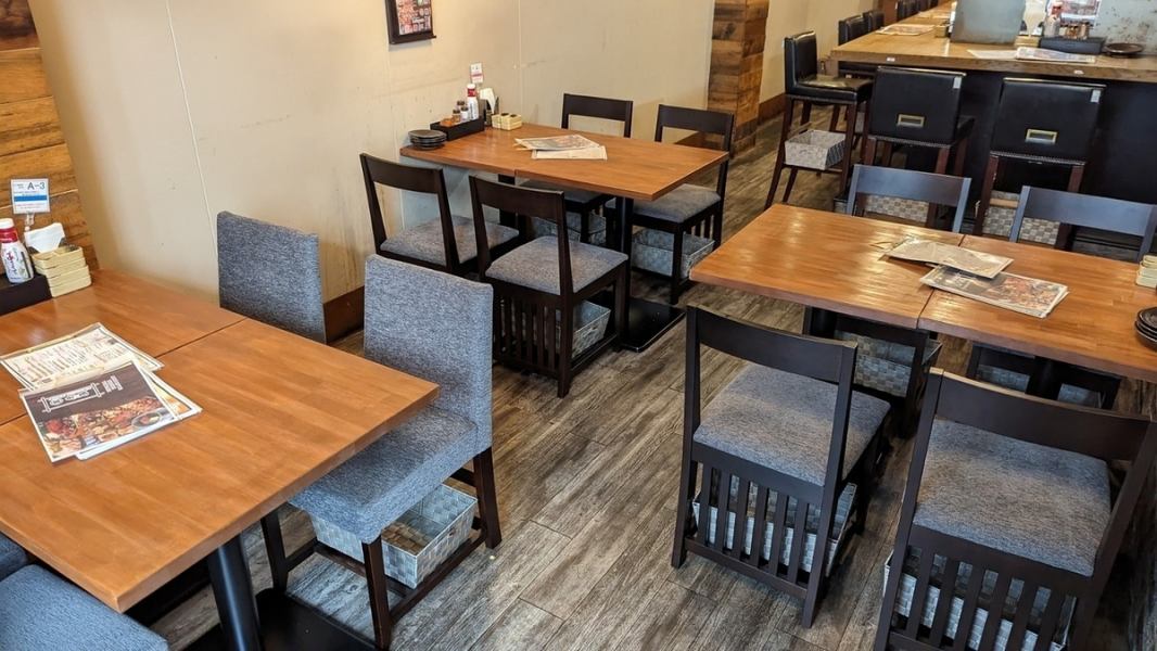 The table seats on the first floor can accommodate 2 to 4 people, and the table seats (4 seats x 3) can accommodate up to 12 people.