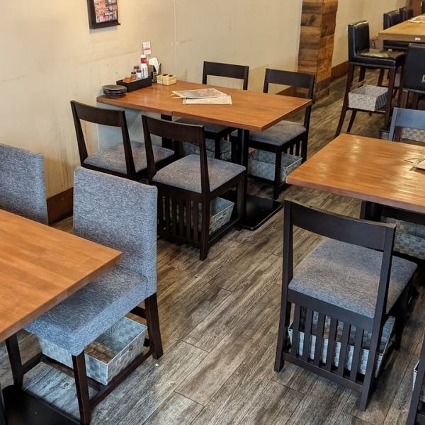 1階のテーブル席は2～4名様席はもちろん、テーブル席（4席×３）は12名様までご利用可能です。
