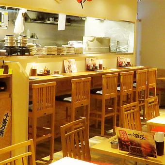 [Counter seat] A seat that is ideal for a quick drink with a well-known companion or a small drink for one person ♪ A realistic view where you can see Mr. Itamae's work in front of you.Enjoy a blissful cup while watching the freshly prepared food!