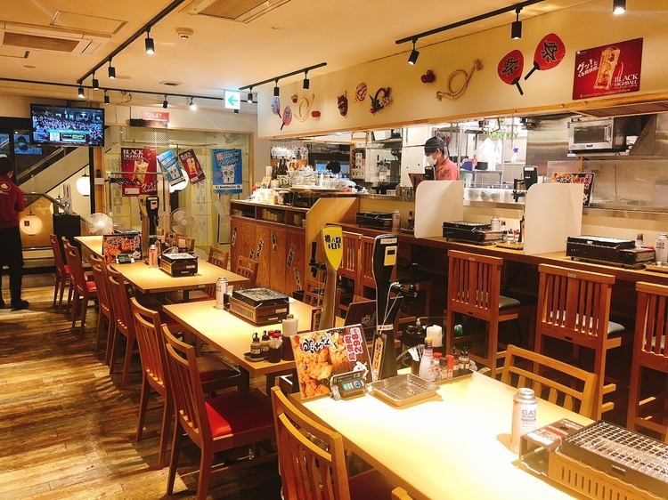 A powerful open kitchen and a lively interior where the voices of energetic staff echo ★ The floor is divided into two places, so we will guide you to the seats according to the usage scene ♪ The back floor can also be a private room, so a joint party etc. Also ◎