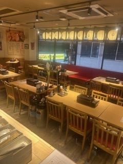 【테이블 좌석】 인원수와 이용 장면에 따라 테이블 레이아웃 변경 OK! 【4 명 × 10】 귀엽게 장식 된 칠판은 필수 체크 ★ 총 좌석 수 72 석 · 전세 최대 72 명까지 · 개인 실 최대 40 명까지! 고객의 인원에 맞게 안내드립니다!