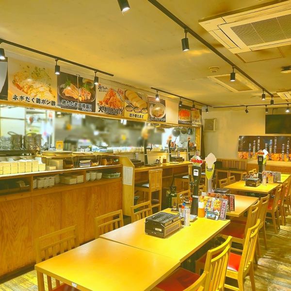 The restaurant is lively with an impressive open kitchen and lively voices echoing throughout. The floors are divided into two areas, so we will guide you to a seat that suits your occasion. The back floor can also be used as a private room, making it perfect for group dates.