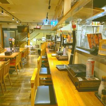 [Counter seats] These seats are perfect for a quick drink with close friends or a light drink by yourself. You can enjoy a immersive view of the chefs at work right in front of you.Enjoy a blissful drink while watching your food being prepared!