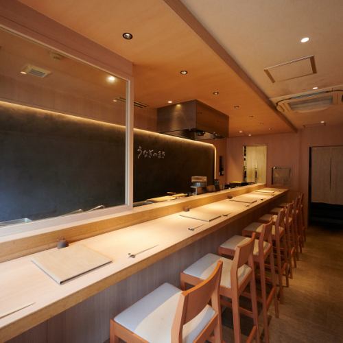 There are eight seats at the luxurious counter.Please enjoy the aroma of eel and the live feeling.