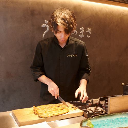 You can enjoy watching the chefs at work at the counter even before you put the eel in your mouth.