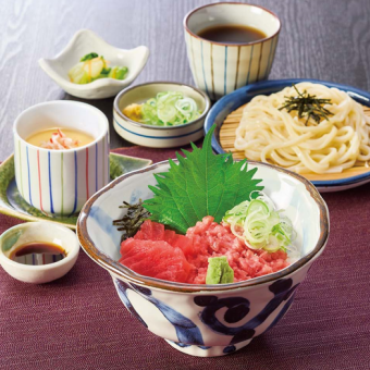 Two-tone tuna rice bowl set