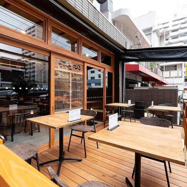 屋外でお食事を楽しめる人気の特等席！～2名様用のテラス席を4卓備えております。屋外のお席ならではの開放感のある広々空間でゆっくりとお食事や会話をご満喫ただけるのも魅力的。さわやかな風に吹かれながら味わうお料理は普段とはまた異なる格別の美味しさをご堪能いただけます。