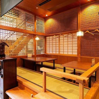 【掘りごたつ席：～4名様×2卓】のんびりとお食事や会話をご満喫いただける人気のお席◎～4名様用の小上がりの掘りごたつ席は2卓ございます。履き物を脱いでゆったりとお過ごしいただける畳の特等席。木の温もりが心地よく落ち着きのある空間は、お食事も会話も両方ともお楽しみいただくのに最適です。