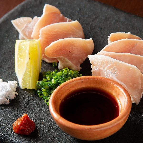 新鮮な鶏の刺身も必食！ムネ肉を使用した「鶏刺し」