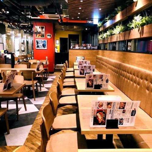 お洒落な雰囲気なのにカジュアルで利用しやすい店内☆