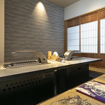 【ゆったり楽しめる個室◎】当店の8名様まで利用可能な畳の掘りごたつ個室は、落ち着いた雰囲気で特別な日のディナーに最適です。大人数での宴会や誕生日のお祝いにもぴったり。テーブル席も充実しているため、少人数のお客様でも気軽にお越しいただけます。活気あふれる店内で楽しいひとときをお過ごしください。