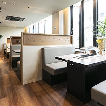 【大人数でも安心の席数◎】4名様掛けのテーブル席が6卓、6名様掛けのテーブル席が3卓と、各種宴会に対応できる充実の席数をご用意。8名様までの完全個室もあり、プライベート感を大切にしたい方にもおすすめです。賑やかな店内で、特別な日や友人との集まりを楽しく盛り上げることができます。