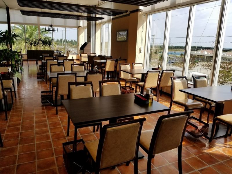 一間餐廳，您可以享用國際美食，主要是地中海美食。您可以享受使用時令食材烹製的地道風味。內部空間寬敞，最多可容納150人。它也被推薦給女孩協會和哺乳動物，一個小茶黨會議。 Marine Plaza Asahi Beach因為它位於酒店內，請在購物旁邊用餐。 