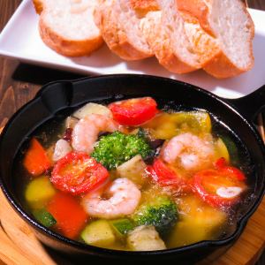 Shrimp and vegetable ajillo
