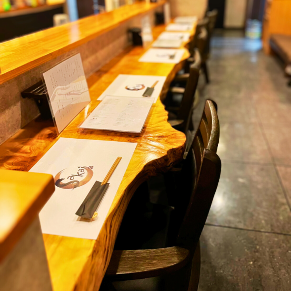 デートやプライベート宴会、ちょい飲みにはもちろん、会社の各種宴会など、あらゆるシーンにもご対応可能です◎テーブル、カウンター席をご用意！落ち着いた空間の店内はゆっくりと美味しいお酒と食事を愉しみたい方にオススメです◎
