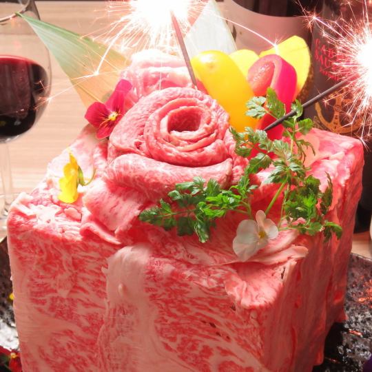【생일이나 기념일에 ◎】고기 케이크→3850엔(부가세 포함)