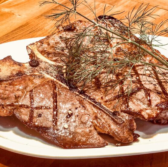 当店は豪快に本格肉料理を楽しめるアメリカンダイニングです！