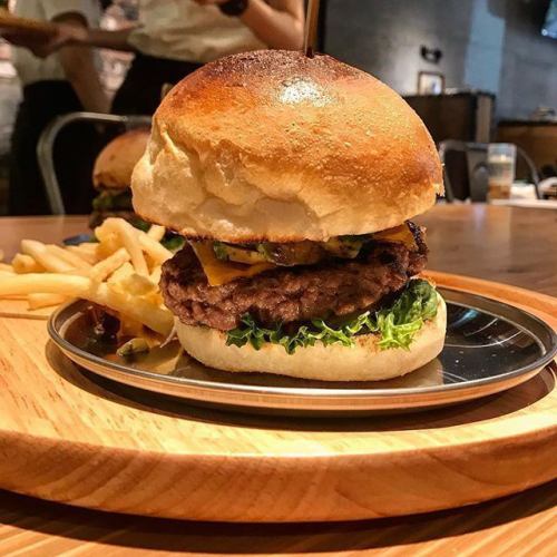 超粗びきパティが織りなす極上ハンバーガー&ハンバーグ