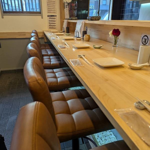 【優雅にお一人様◎】1Fは上品なカウンターが並んた落ち着いた店内。品のあるカウンター席は、お一人様でも気軽に優雅に食事をお楽しみ頂けます♪店長が厳選した食材で上げる自慢の串揚げをゆっくりご堪能下さい。ご気軽にご利用ください