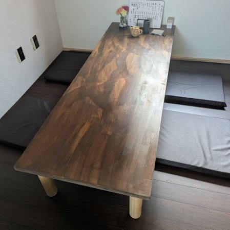 2階には2名様用、4名様用、そして6名様用のテーブルをそれぞれご用意しており、グループの人数に合わせてお選びいただけます。1階の活気ある雰囲気とは異なり、親しい方たちと心ゆくまで語り合えるのが特徴です。
