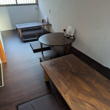当店の2階フロアは9名様から貸切可能。会社の飲み会や宴会、歓送迎会はもちろん、友人との集まりやお子様連れのママ友会にも最適です。２Fにはテレビもあるのでスポーツ観戦をしたり、レイアウト変更も自由。周りを気にせず、特別な時間をお過ごしいただけます♪
