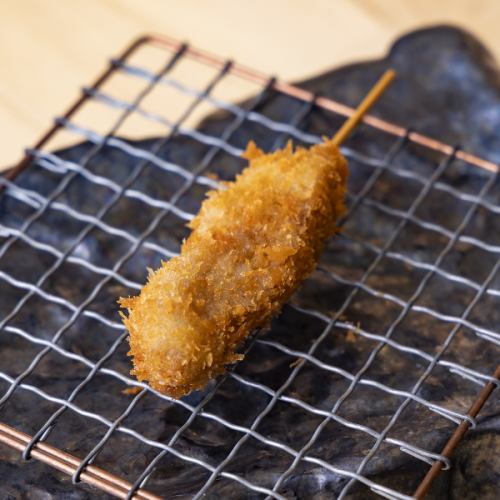 軽やかで食べやすい！不動の人気串揚げ【串とんかつ】サクサクと豚のミルフィーユを堪能しましょう♪