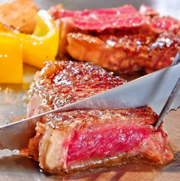 KUROGANEの人気の秘訣は、素材の旨味が存分に引き出された鉄板料理♪ジュ～シ～なお肉が◎