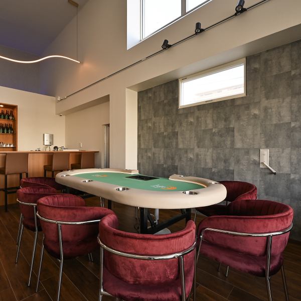 店内は落ち着いた照明に包まれ、全体的にシックで大人の雰囲気が漂っています。木目やダークトーンを基調とした内装は、都会的でありながら温かみも感じられ、ゆったりとした時間を過ごせます。2名で利用できる半個室も用意されており、周囲を気にせず会話や食事を楽しめるのが魅力。