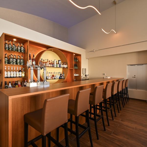 深夜まで営業しているため、時間を気にせずゆっくり過ごせるのが魅力です。食事やお酒を楽しんだ後でも立ち寄りやすく、二軒目、三軒目としての利用にもぴったり。落ち着いた雰囲気の中で会話を楽しんだり、軽く一杯飲み直したりと、夜の流れに合わせた使い方ができます。