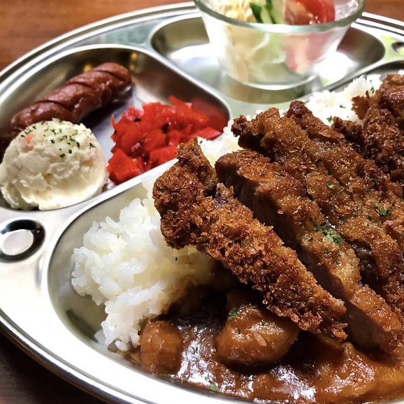 높은 천장과 복고풍 공간에서 멋지고 맛있는 점심을 즐기자!