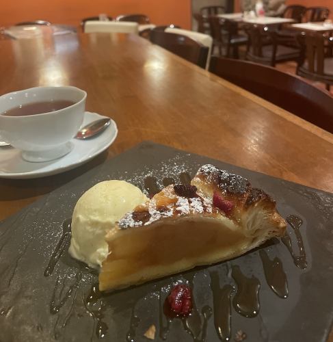 Apple pie (with ice cream)